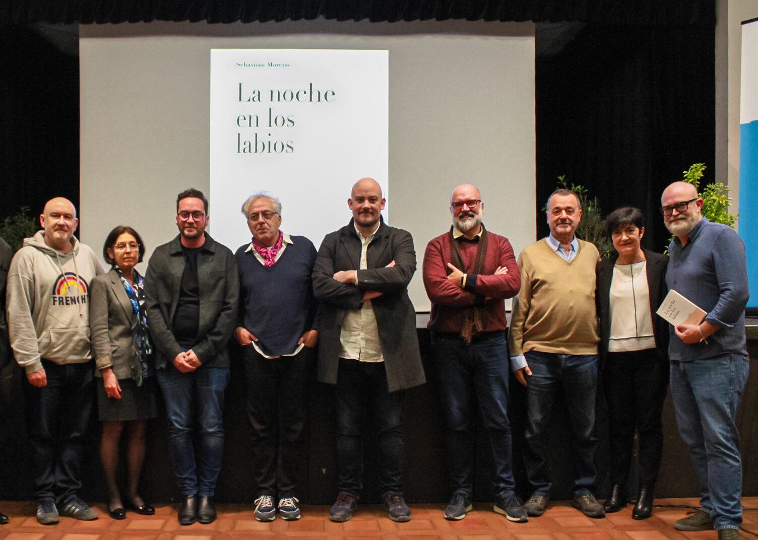 El premiado (tercero por la izquierda), junto al jurado, la presidente de la Fundación y el editor de La Vorágine.